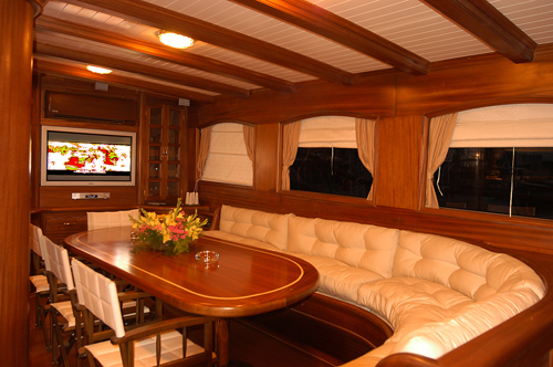 El interior del buque está lujosamente decorado en madera de Teca QUEEN OF KARIA SEAWIDE YATCHS LUXURY CRUISES